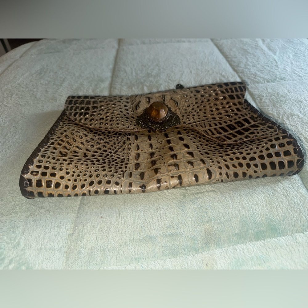 Elegant Crocodile Patterned Tan Handbag - Picture 11 of 11